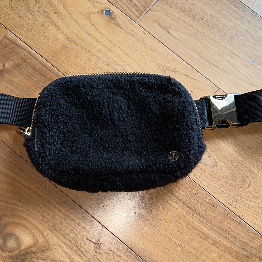 Lululemon Black sherpa Belt Bag
